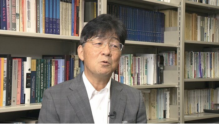Professor Kimiaki Nishida (social psychology) of Rissho University, an expert on issues such as second-generation religious leaders