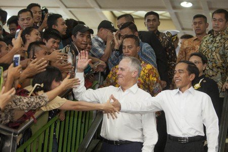 Market day: President Joko “Jokowi” Widodo (right) and Australian Prime Minister Malcolm Turnbull greet people at Tanah Abang Market in Central Jakarta on Thursday. Jokowi took Turnbull to the market to show him the largest textile center in Southeast Asia and demonstrate the close ties between the two countries. (Antara/Muhammad Adimaja)
