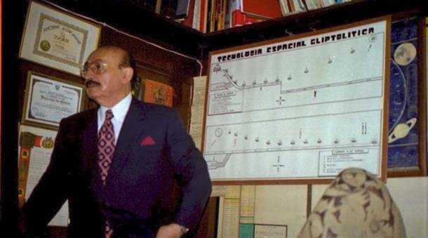 Prof. Cabrera explaining his collection. (© Walter-Jörg Langbein)